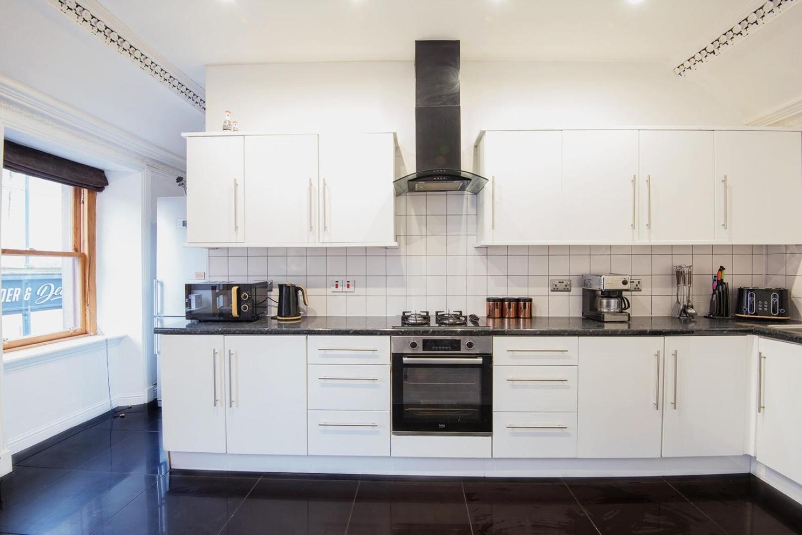 Charming 2 Bedroom Flat In The Heart Of Kirriemuir Exterior photo